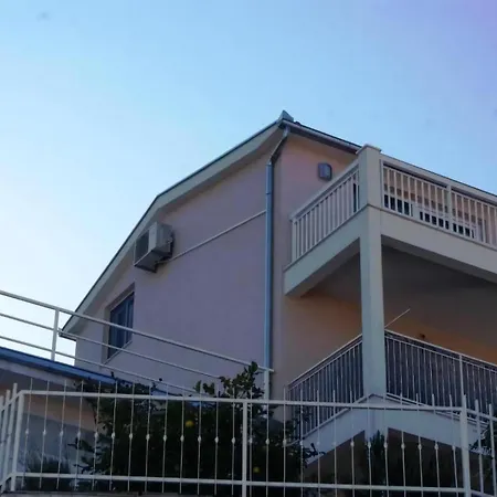 Erdgeschosswohnung Mit Terrasse Und Meerblick 트로기르